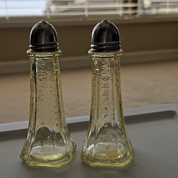 Vintage "Princess" Pattern Salt and Pepper Shakers Depression Glass - Picture 2 of 10
